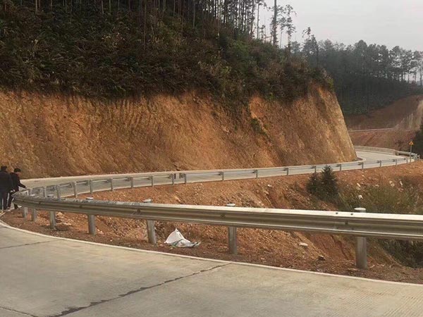 山路(lù)護欄施工 山路護欄施工