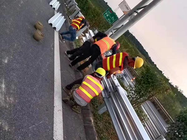 兩波熱鍍鋅護欄